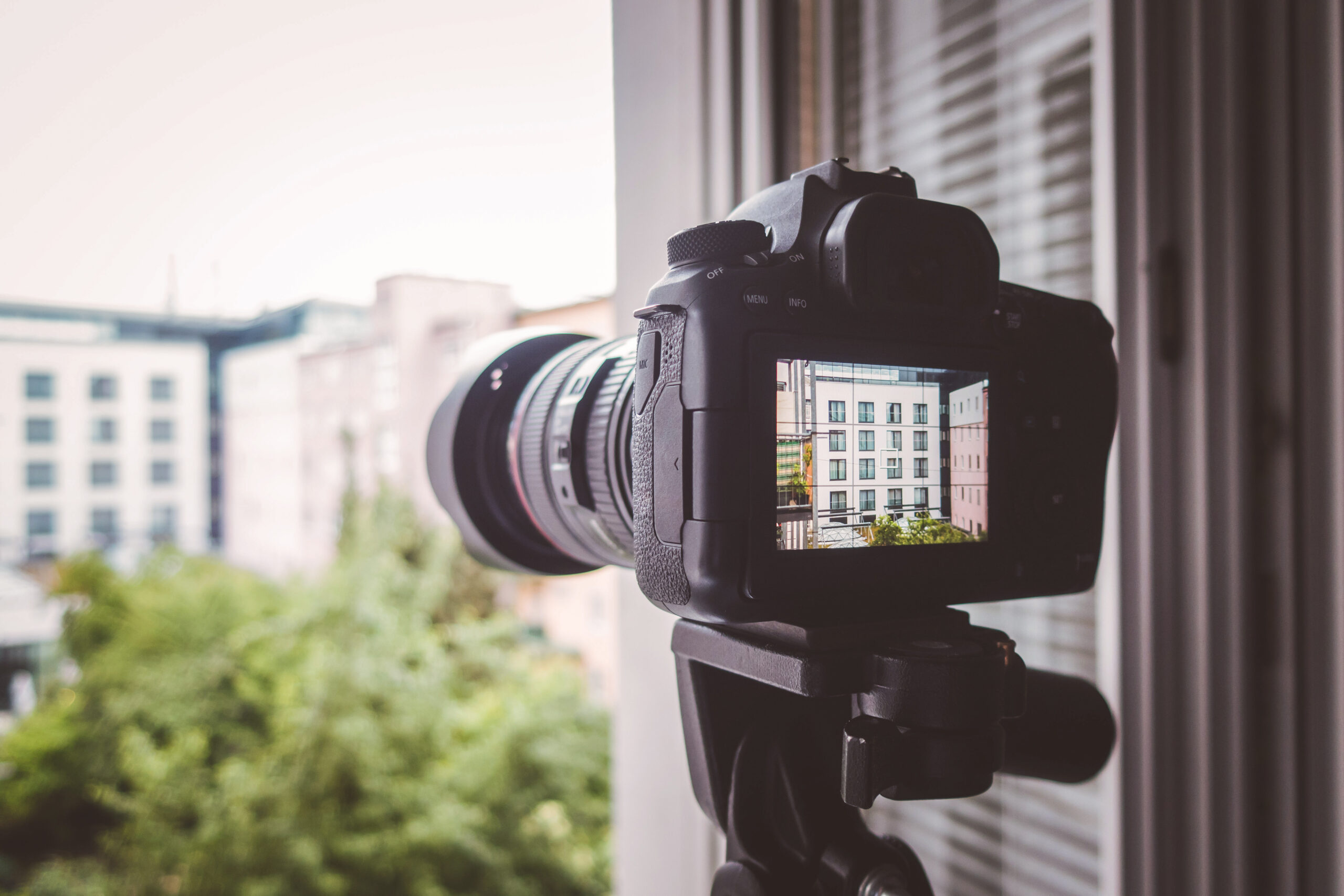 Profi-Kamera auf Stativ, Beobachtung / Stalking